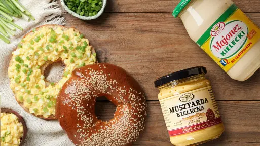 Chrupiący bajgiel i pasta jajeczna to duet idealny na śniadanie. Nie tylko od święta