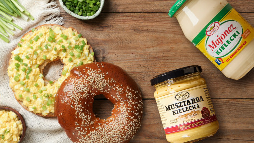 Chrupiący bajgiel i pasta jajeczna to duet idealny na śniadanie. Nie tylko od święta