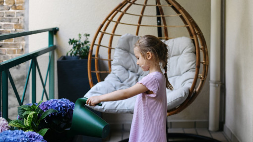 Meble na balkon bezpieczne dla dzieci – zaokrąglone krawędzie i stabilne konstrukcje