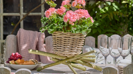 Naturalne drewno i kwitnące pelargonie. To połączenie świetnie się sprawdza